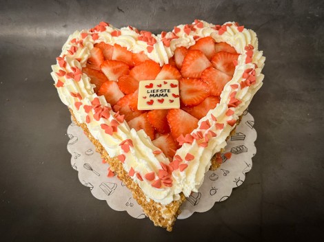 Aardbei slagroom hart taart