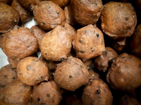 Oliebol met krenten en rozijnen